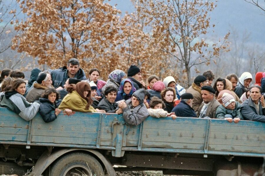 Befolkningen i Kosovo flykter fra sitt hjemland under krigen i 1999.