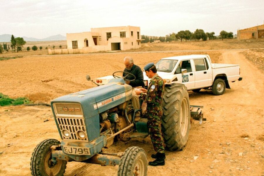 Brittisk FN-soldat kontrollerar en cypriotisk bondes identitetshandlingar