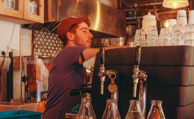 Ung barista på jobb på en kafé i Tel Aviv, Israel.