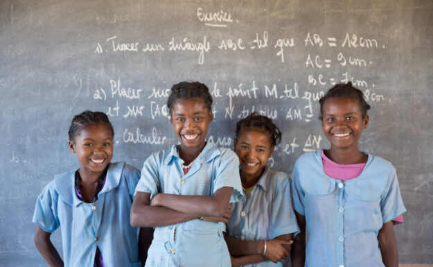 Soanafiny Fille de Jesus Clarta (nummer to fra venstre), 14, studerer på videregående skole i Berano, Anosy-regionen, i Madagascar. Her står hun foran tavlen sammen med sine venninner.