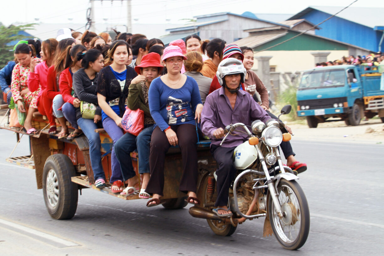 Plaggfabrikkarbeidere fra Kandal-provinsen i Kambodsja kjører hjem i en «romork» – et kjøretøy laget av motorsykkel og små lastebildeler – for å komme hjem. Foto: World Bank/Chhor Sokunthea