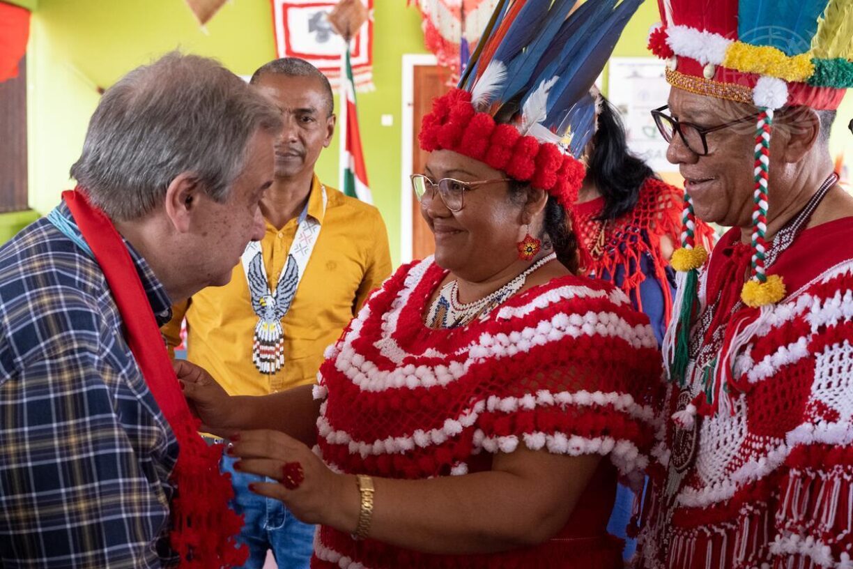 FNs generalsekretær António Guterres (til venstre) møter medlemmer av landbrukskooperativer ledet av urfolk i landsbyen Pierre Kondre-Redi Doti, i Surinams tropiske skogbelte. Foto: UN Photo/Evan Schneider