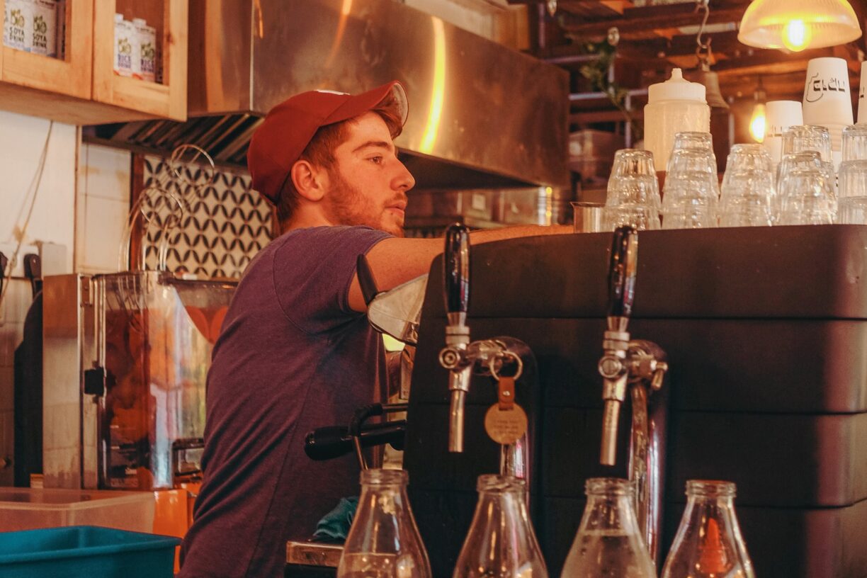 Ung barista på jobb på en kafé i Tel Aviv, Israel. Foto: Unsplash/Cristina Gottardi