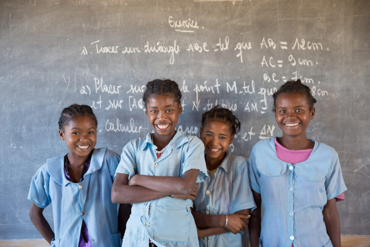 Soanafiny Fille de Jesus Clarta (nummer to fra venstre), 14, studerer på videregående skole i Berano, Anosy-regionen, i Madagascar. Her står hun foran tavlen sammen med sine venninner. Foto: UNICEF/UN0325666/Ralaivita