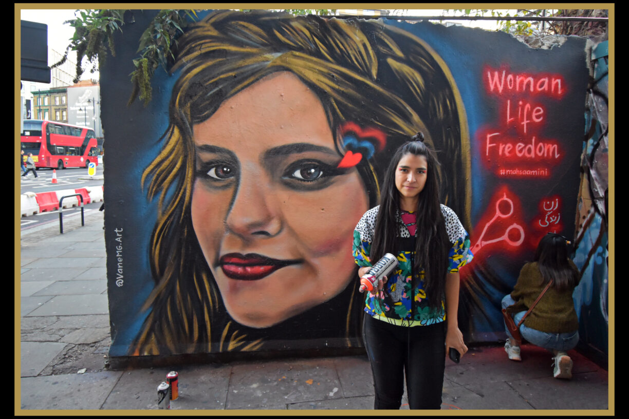 Dette er et veggmaleri som viser Mahsa Amini – den 22 år gamle kurdiske kvinnen som mistet livet i politivaretekt i Iran i september. Maleriet, laget av den colombianske kunstneren Vanessa Moncayo Gonzalez, er i Shoreditch, London. Foto: Flickr/Loco Steve.