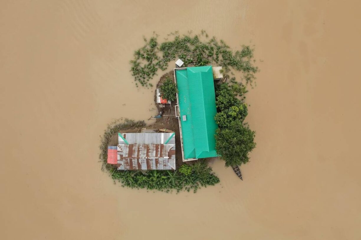 I 2022 har vær- og klimarelaterte katastrofer påvirket millioner og kostet milliarder. Her er ett av finalistbildene i WMOs fotokonkurranse for deres kalender for 2023, som viser en ekstrem oversvømmelse i Sunamganj, Bangladesh. I juni var rundt 94% av Sunamganj og 84% av Sylhet-distriktet under vann. Foto: WMO/Muhammad Amdad Hossain.