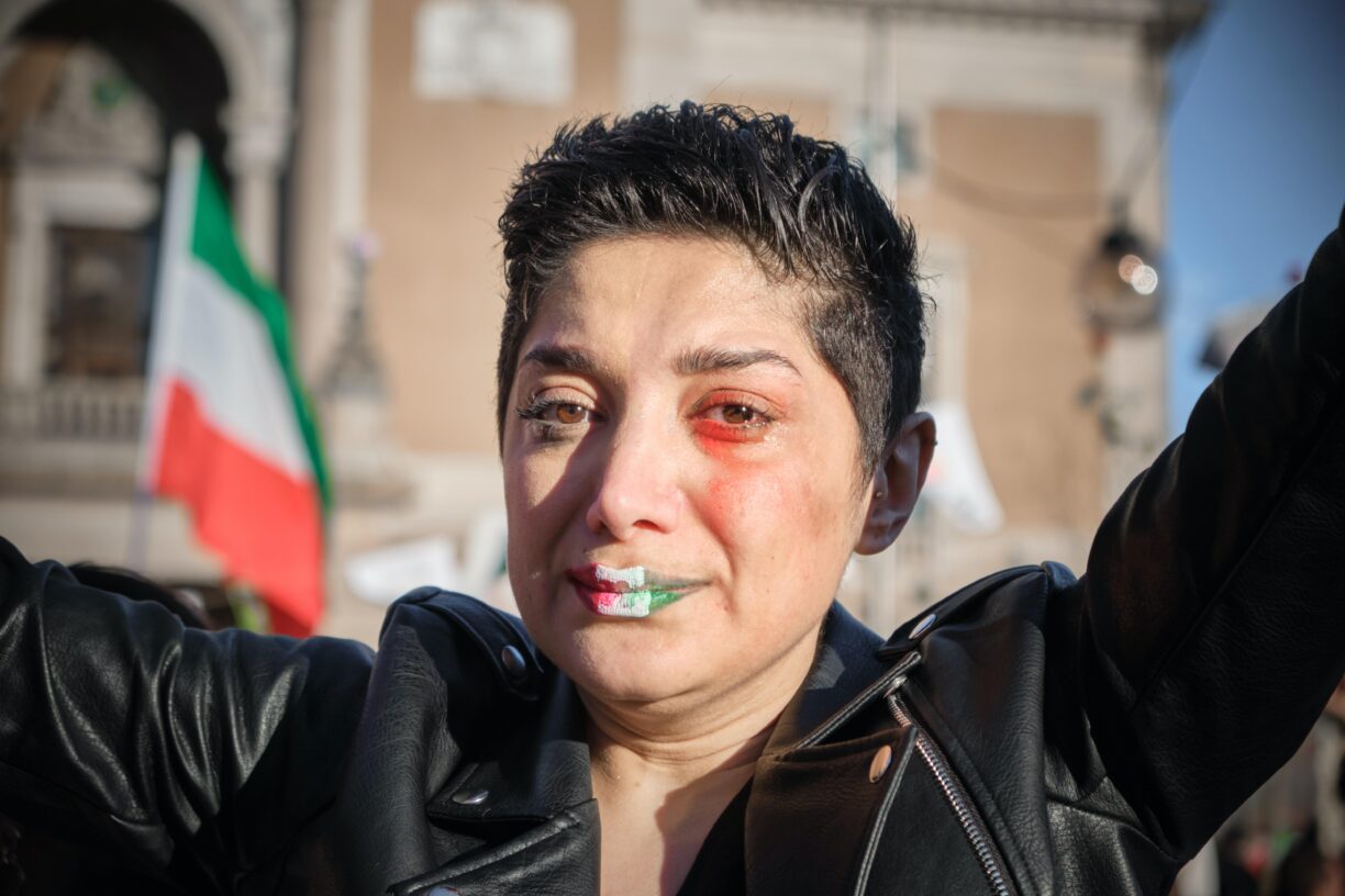 En kvinne på en av demonstrasjonene mot det iranske regimet i Stockholm, Sverige. Foto: Unsplash/Artin Bakhan