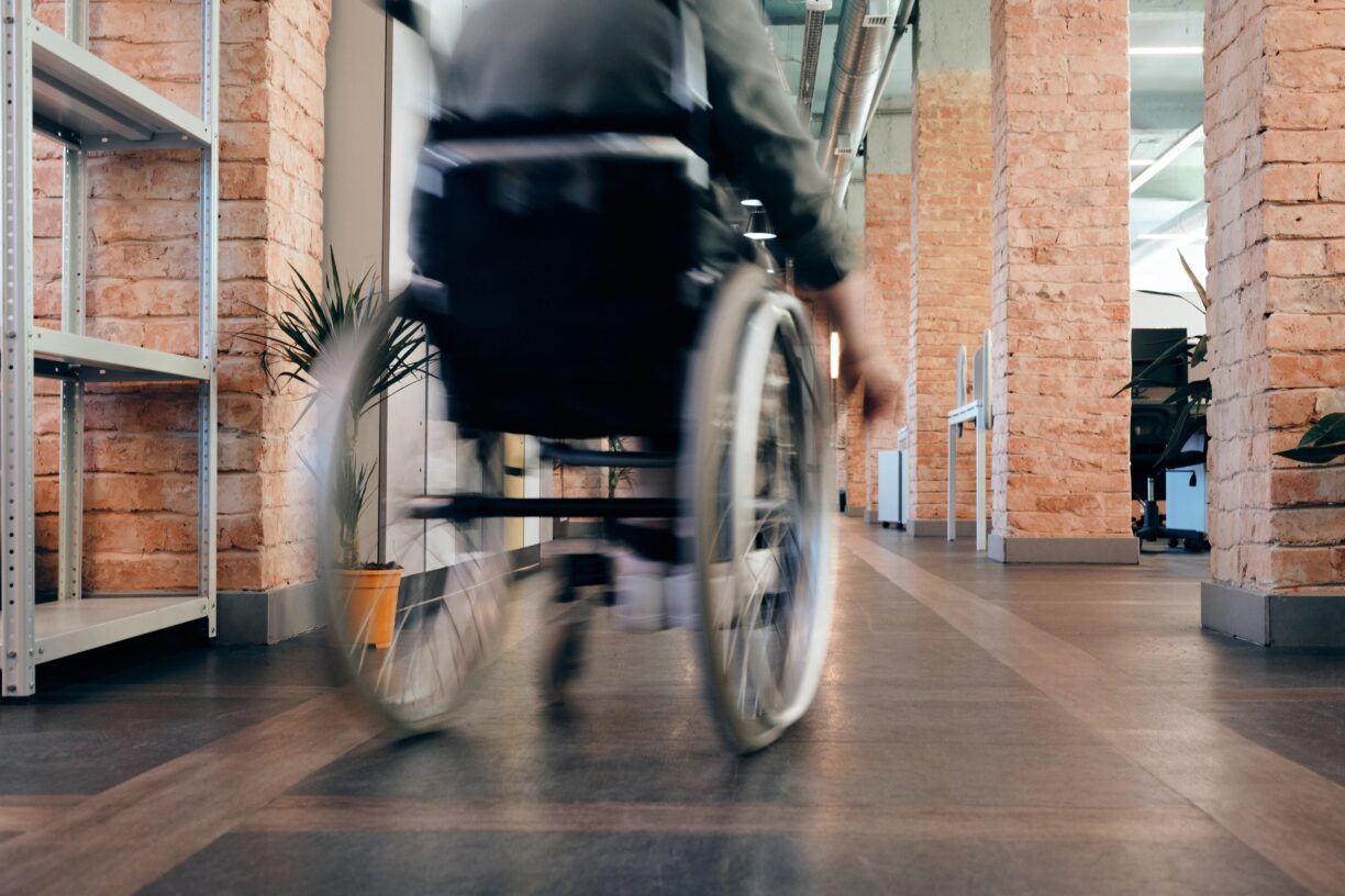Mennesker med nedsatt funksjonsevne står overfor en risiko for å dø opptil 20 år tidligere enn resten av befolkningen, ifølge WHO. Foto: Marcus Aurelius/Pexels