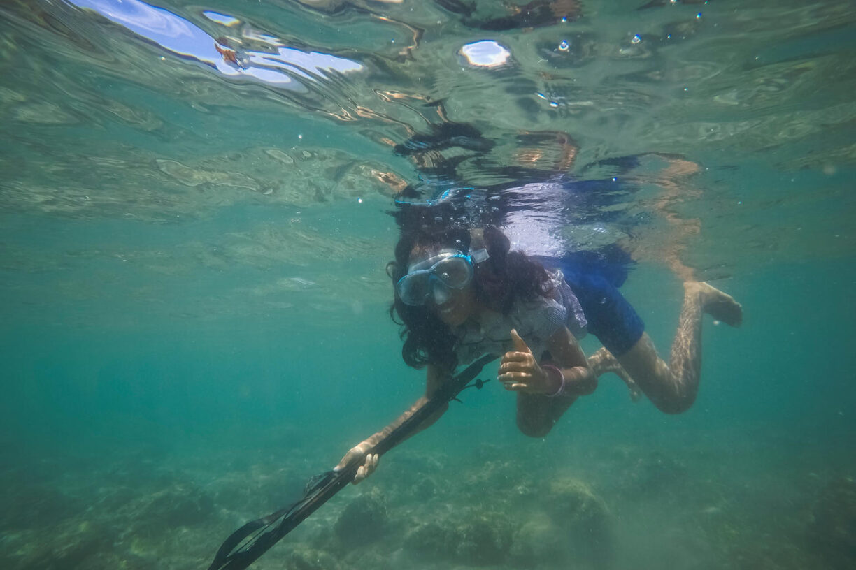 16 år gamle Madalena Saldanha Magno bor på Atauro øyen i Timor-Leste (Øst-Timor). Hver dag før skolen dykker hun med spydpistolen for å lete etter fisk til lunsj. Hun drømmer om å åpne et stort bibliotek på øya der hun bor, og hun vil gjerne bli marinebiolog. Foto: UNICEF/UN0187938/Soares.
