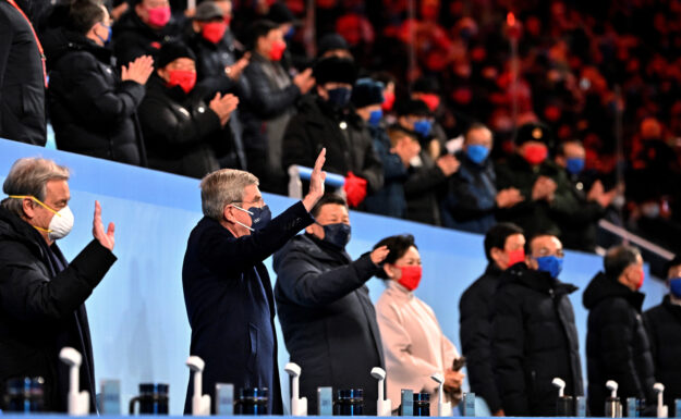 Fra venstre: FNs generalsekretær António Guterres, Den internasjonale olympiske komiteens president Thomas Bach, Kinas president Xi Jinping og hans kone Peng Liyuan under åpningsseremonien til OL i Beijing.