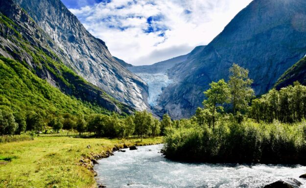 Et klima i endring med rekordvarme somre og vintre med lite nedbør akselerer blant annet smeltingen av isbreer. Briksdalsbreen i Stryn har gått tilbake 800 meter siden midten av 1990-tallet.