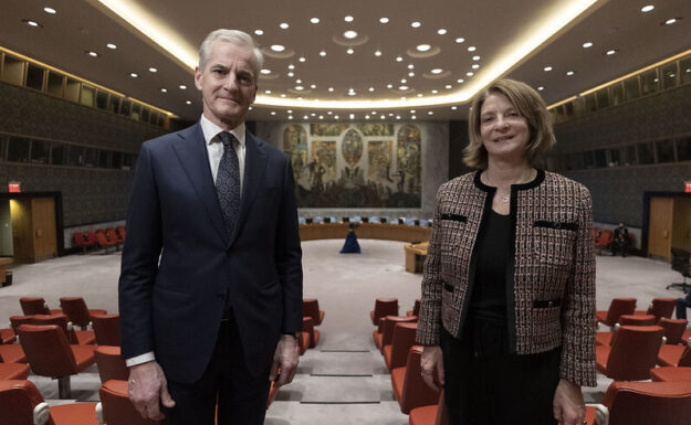 I januar hadde Norge presidentskapet i Sikkerhetsrådet. Her er statsminister Jonas Gahr Støre og Norges FN-ambassadør Mona Juul i Sikkerhetsrådssalen. Photo: NorwayUN/Pontus Höök