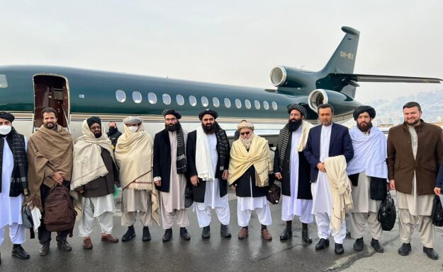 Talibans delegasjon fotografert på flyplassen i Kabur før avreise Oslo.