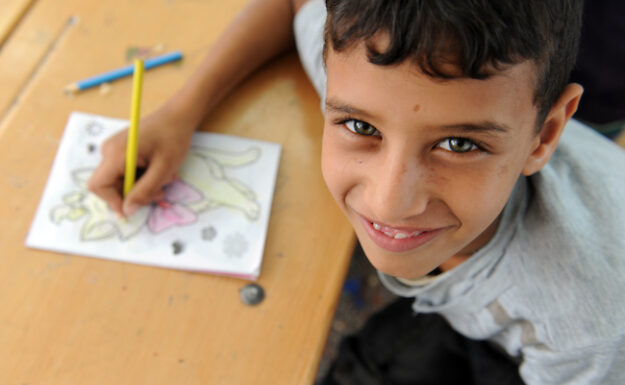 Alle barn har rett til å gå på skole, også i områder med krig og konflikt. FNs hjelpeorganisasjon for palestinske flyktninger sørger for at barn får gå på skolen i Gaza.