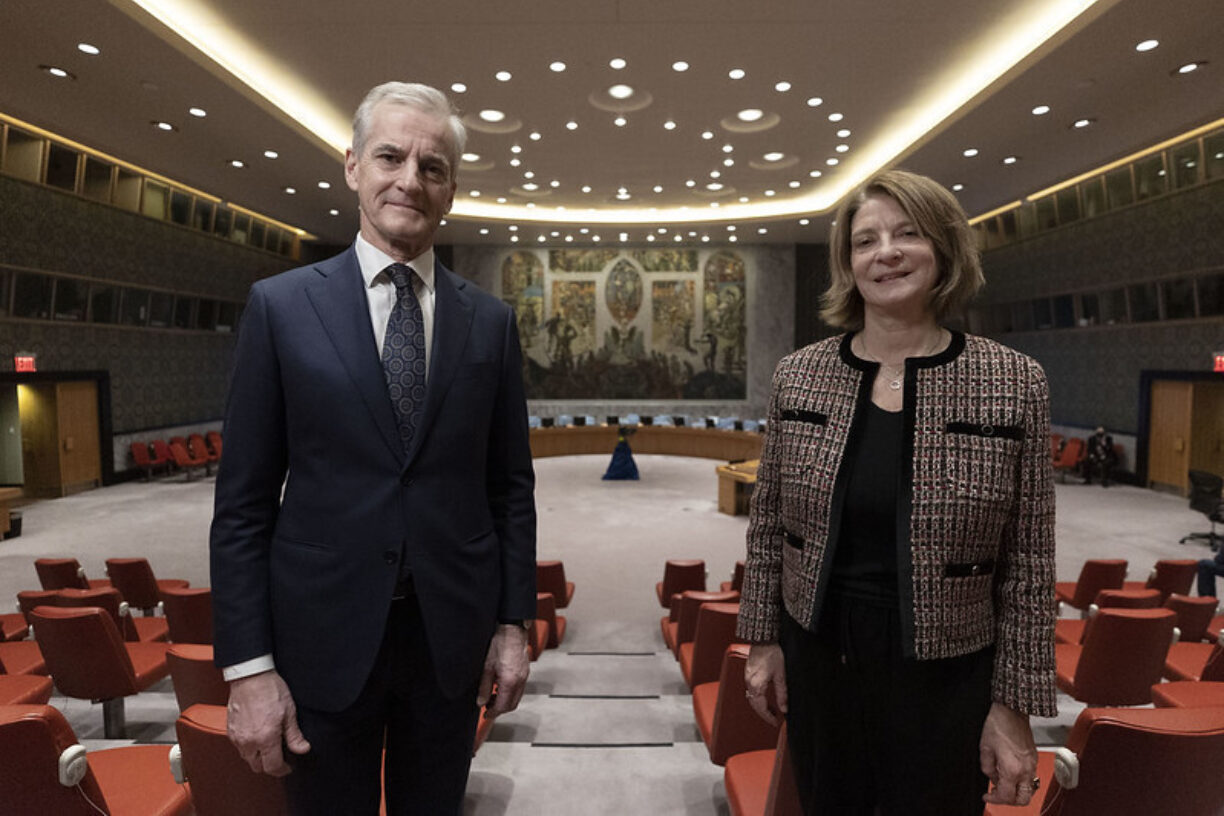 I januar hadde Norge presidentskapet i Sikkerhetsrådet. Her er statsminister Jonas Gahr Støre og Norges FN-ambassadør Mona Juul i Sikkerhetsrådssalen. Foto: NorwayUN/Pontus Höök