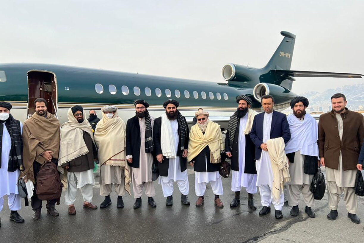 Talibans delegasjon fotografert på flyplassen i Kabur før avreise Oslo. Foto: AFP PHOTO/Afghan Taliban