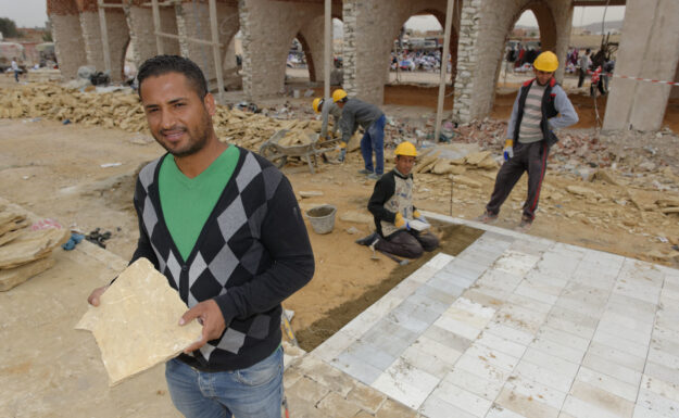 Møte mellom tjenesteleverandører og unge arbeidstakere i Tunisia.