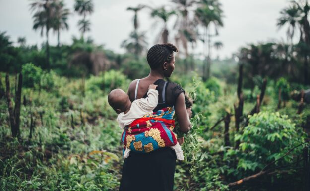 Den nye FN-rapporten viser at kvinner som fikk sitt første barn i ungdomsårene i snitt vil ha fem fødsler før fylte 40.