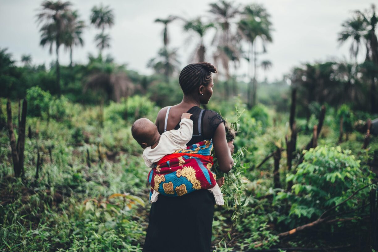 Den nye FN-rapporten viser at kvinner som fikk sitt første barn i ungdomsårene i snitt vil ha fem fødsler før fylte 40. Foto: Unsplash/Annine Spratt