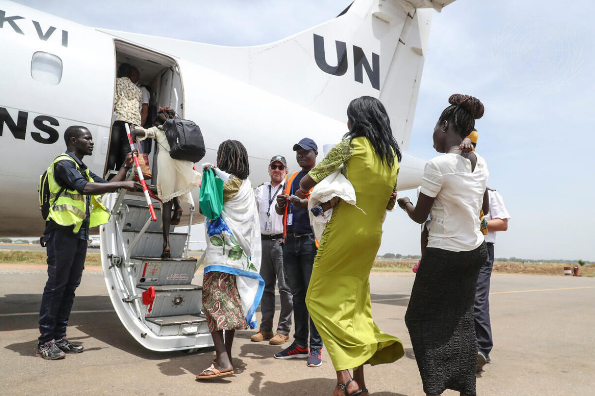 Rapporten viser dystre tall, men én av statistikkene peker seg ut som et glimt av håp – antallet flyktninger og internt fordrevne som vendte hjem i fjor økte fra året før. Bildet er fra 2020 og er tatt i sammenheng med at 13 internt fordrevne i Sør-Sudan fikk muligheten til å returnere hjem til familie etter å ha oppholdt seg flere år i UNMISS' flyktningleir i Juba. Foto: UN Photo/Isaac Billy