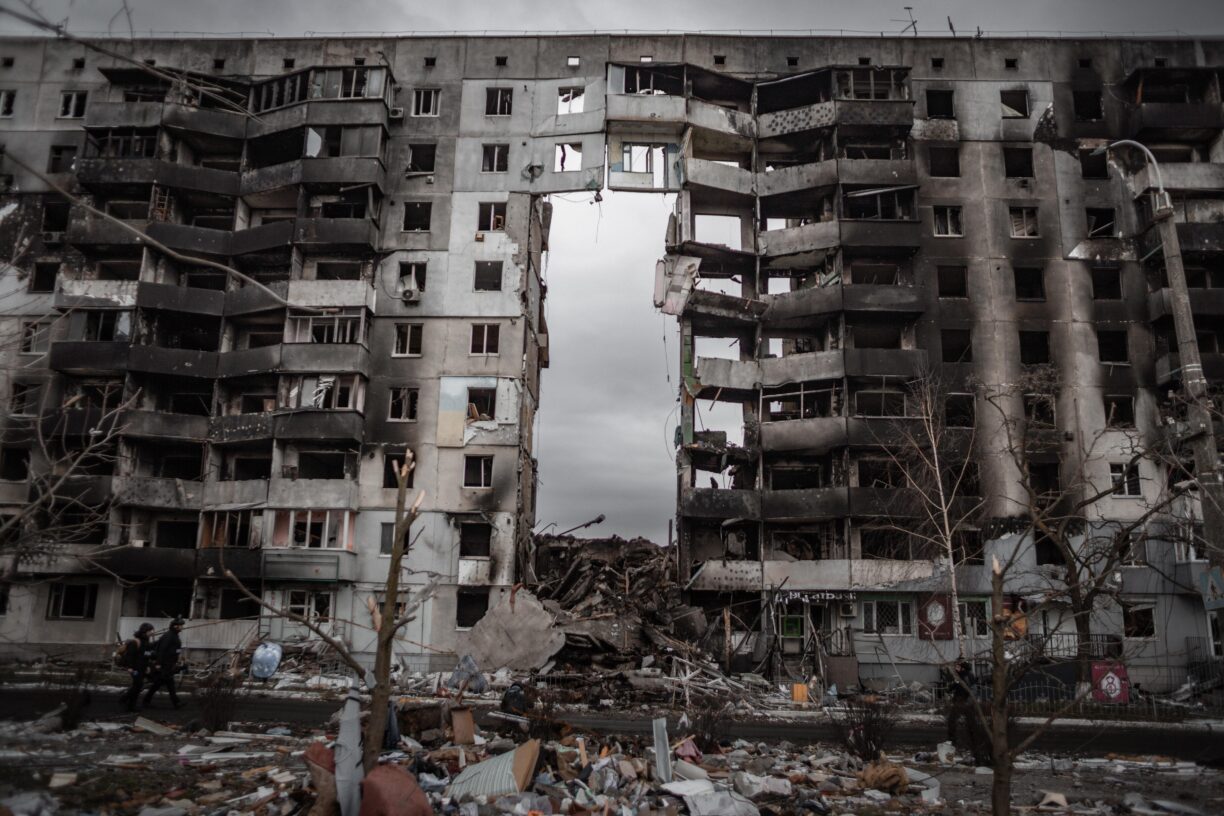 Sønderskutt boligblokk i Borodjanka, Kyiv. Etter at de russiske styrkene hadde trukket seg tilbake, ble det i april 2022 oppdaget et stort antall sivile døde i ruinene. Foto: Pexels/Алесь Усцінаў