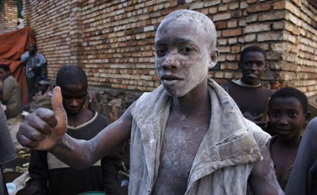 Barn som plukker søppel i ett av de minst utviklede landene – Rwanda.