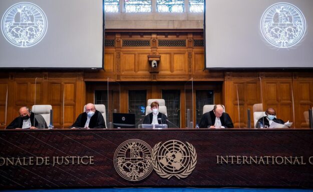 Den internasjonale domstolen beordrer Russland å stanse den militære invasjonen av Ukraina umiddelbart.