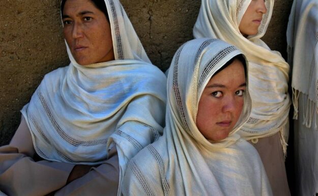 Kvinners og jenters liv har blitt snudd på hodet i Afghanistan. Jenter er ekskludert fra videregående skole og fra studier. Her er tre jordmorsstudenter i Nili før Taliban kom tilbake til makten. Foto: Eric Kanalstein.