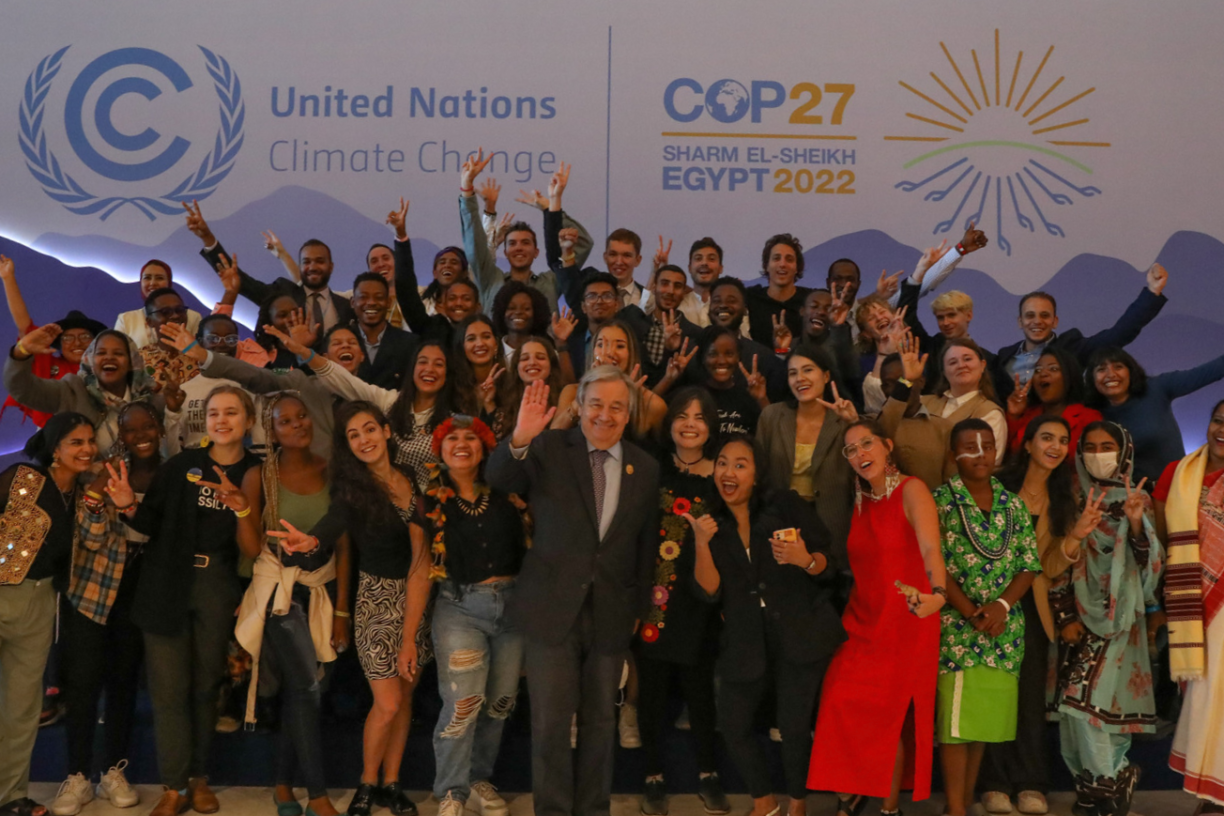 Barn og unge fra hele verden samles på COP27, her med FN-sjef António Guterres. Foto: UNFCCC/Kiara Worth