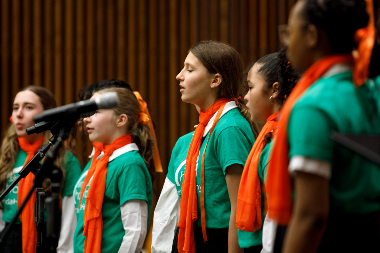 Jenter fra Sing for Hope opptro på FNs offisielle markeringen av internasjonal dag for avskaffelse av vold mot kvinner. Foto: UN Women/Ryan Brown
