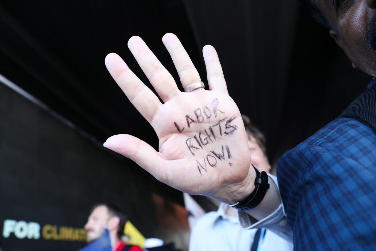 «Grønne» jobber, sosial rettferdighet og arbeidsrettigheter var i fokus under COP27. Her holder en demonstrant opp hånden som viser skriften «Labor Rights Now!» Foto: UNFCCC/Kiara Worth