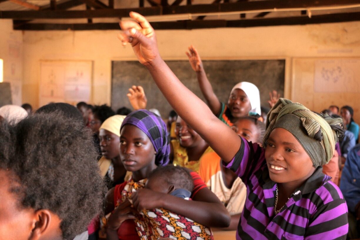 Det er viktigere enn noen gang å se på hvilke investeringer gir de beste bidragene mot FNs bærekraftsmål. Styrkning av seksuell og reproduktiv helse og rettigheter er en av de beste akseleratorene for menneskelig fremgang. Dette bildet viser en leseferdighetsklasse for unge jenter i Malawis Nkumba-område. En av elevene har med seg babyen sin.  Foto: UNICEF/UN0118055/Chagara.