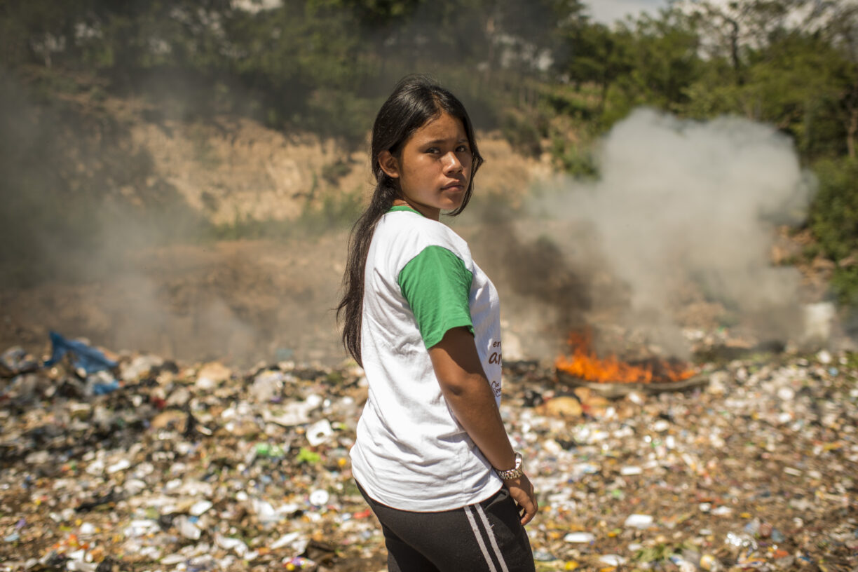 COP27 åpnet søndag 6. november i Sharm-el-Sheikh, Egypt. Her står 19 år gamle María Cortés, en klimaaktivist fra San Luis Jilotepeque og frivillig for Paz Joven i Guatemala, foran en brennene søppelhaug. — Min største drøm er å oppnå et «grønt» og bærekraftig samfunn, og at unge mennesker blir mer interessert i klimaendringer, sa hun. Foto: UNICEF/UN0364267/Volpe.