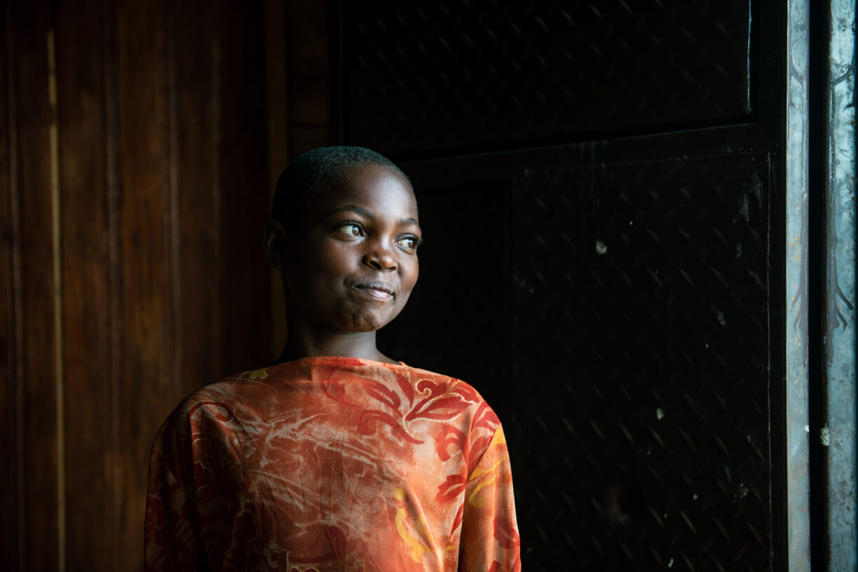 Elleve år gamle Solange ble skilt fra familien sin da de flyktet fra sammenstøtene i landsbyen der de bodde. For tiden blir hun tatt hånd om ved UPDECO-senteret, støttet av UNICEF, som en del av omsorgen for barn som er berørt av væpnede konflikter i Rutshuru i Den demokratiske republikken Kongo. Foto: UNICEF/UN0685626/Bashizi