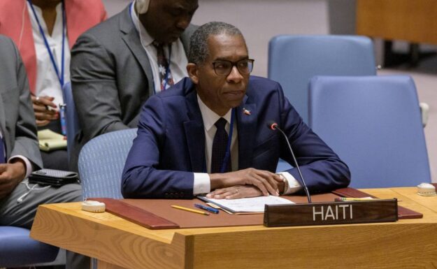 Fredag 21. oktober vedtok Sikkerhetsrådet enstemmig resolusjon 2653 (2022), med krav om umiddelbart stopp på volden i Haiti. Antonio Rodrigue, Haitis FN-ambassadør, taler i Sikkerhetsrådets møte om landet sitt.