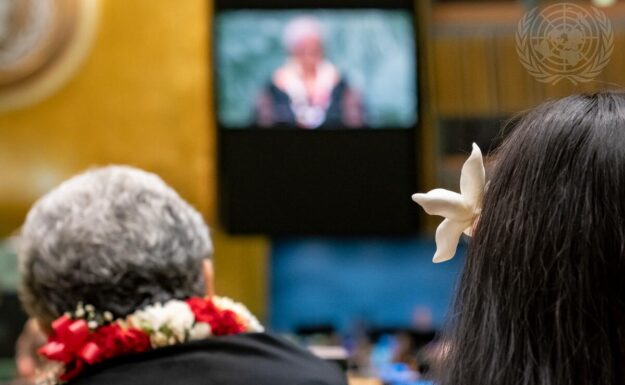 Delegasjonen til Samoa følger med mens deres statsminister og utenriksminister, Fiame Naomi Mataafa, taler i hoveddebatten av generalforsamlingens syttisjuende sesjon.