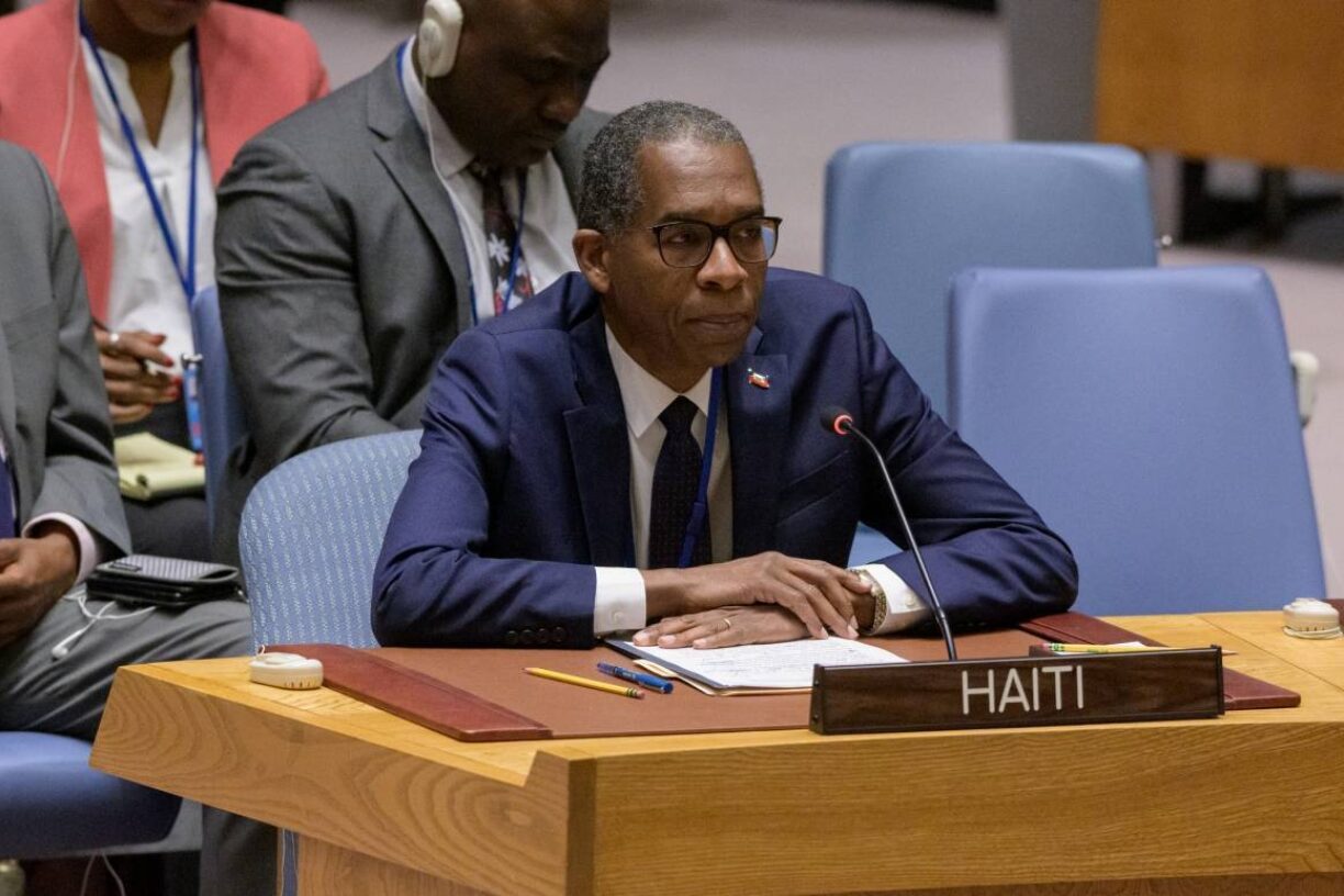 Fredag 21. oktober vedtok Sikkerhetsrådet enstemmig resolusjon 2653 (2022), med krav om umiddelbart stopp på volden i Haiti. Antonio Rodrigue, Haitis FN-ambassadør, taler i Sikkerhetsrådets møte om landet sitt. Foto: UN Photo/Manuel Elías.