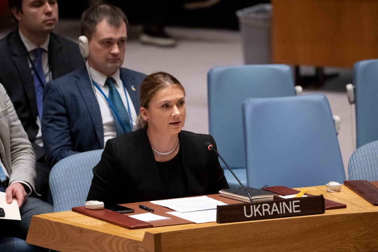 Khrystyna Hayovyshyn, Ukrainas FN-ambassadør, taler i Sikkerhetsrådets møter om påstander av biologiske våpen og atomanlegg i Ukraina, innkalt av Russland. Foto: UN Photo/Evan Schneider.