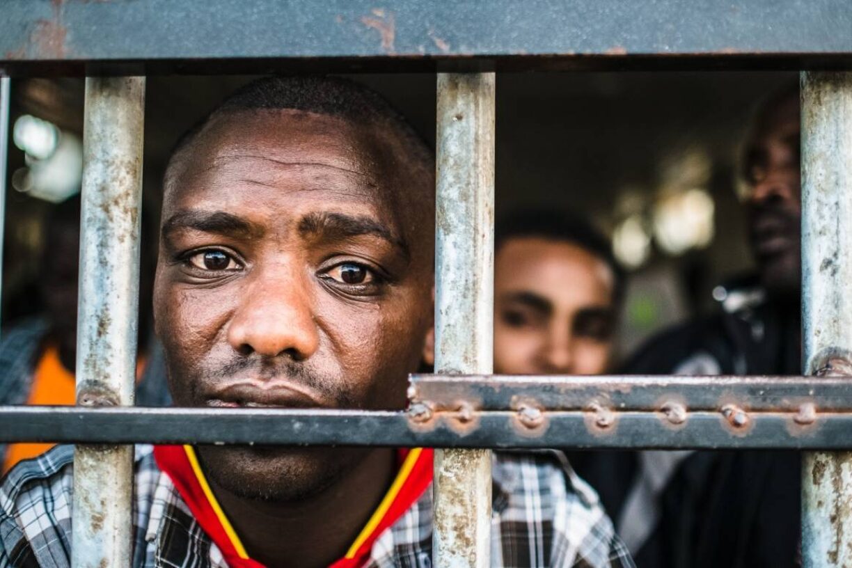 Siden 2015 har mer enn 60 000 migranter i Libya blitt repatriert gjennom «assisterte hjemreise-programmer». Noen av de som håpet å få et bedre liv er holdt i Abu Sharda-fengselet. Foto: Flickr/Karim Haddad.