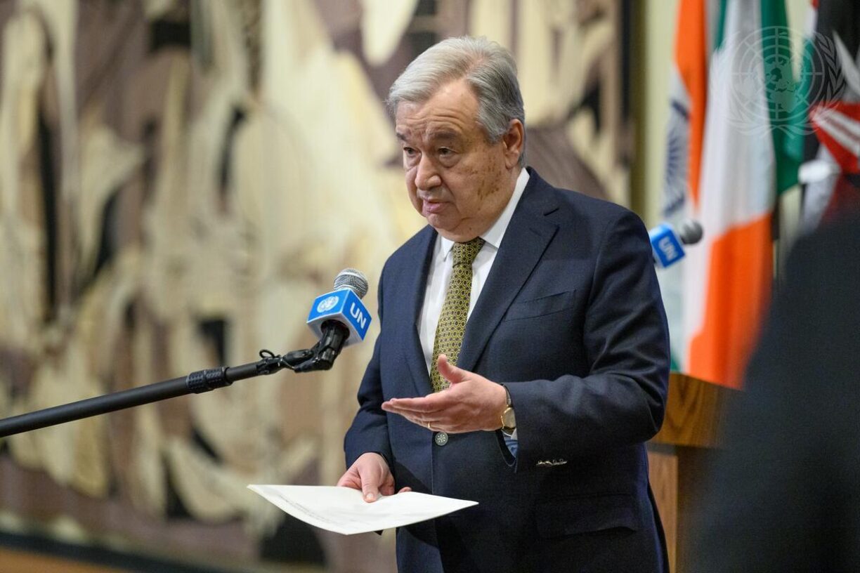 Generalsekretær António Guterres orienterer pressen om situasjonen i Jemen. Foto: UN Photo/Loey Felipe