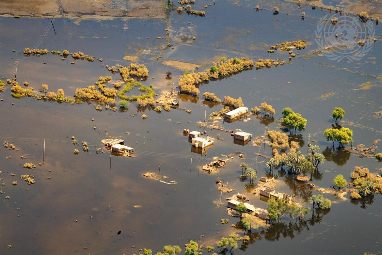 Flomrammede Pakistan hvor en tredjedel av landet nå er under vann som følge av klimaendringer.  Foto: UN Photo/Eskinder Debebe