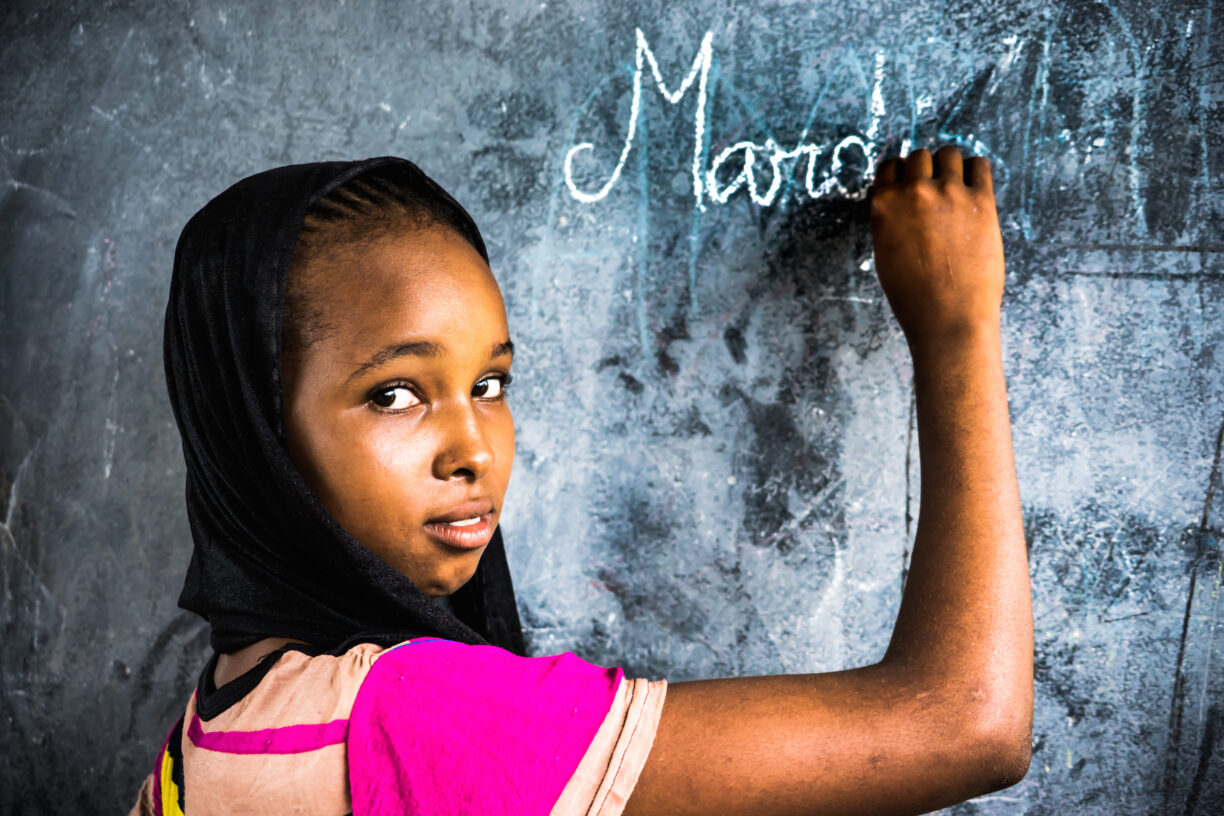 Hawa Oimar, 15, skriver på en tavle i hennes klasserom på skolen i Danamadja, sørlige Tsjad. — Jeg elsker å lære nye ting, det er derfor jeg går på skolen. En dag vil jeg bli lege, men da må jeg fortsette på skolen, sier hun. Foto: UNICEF/UN0122322/Faffin.