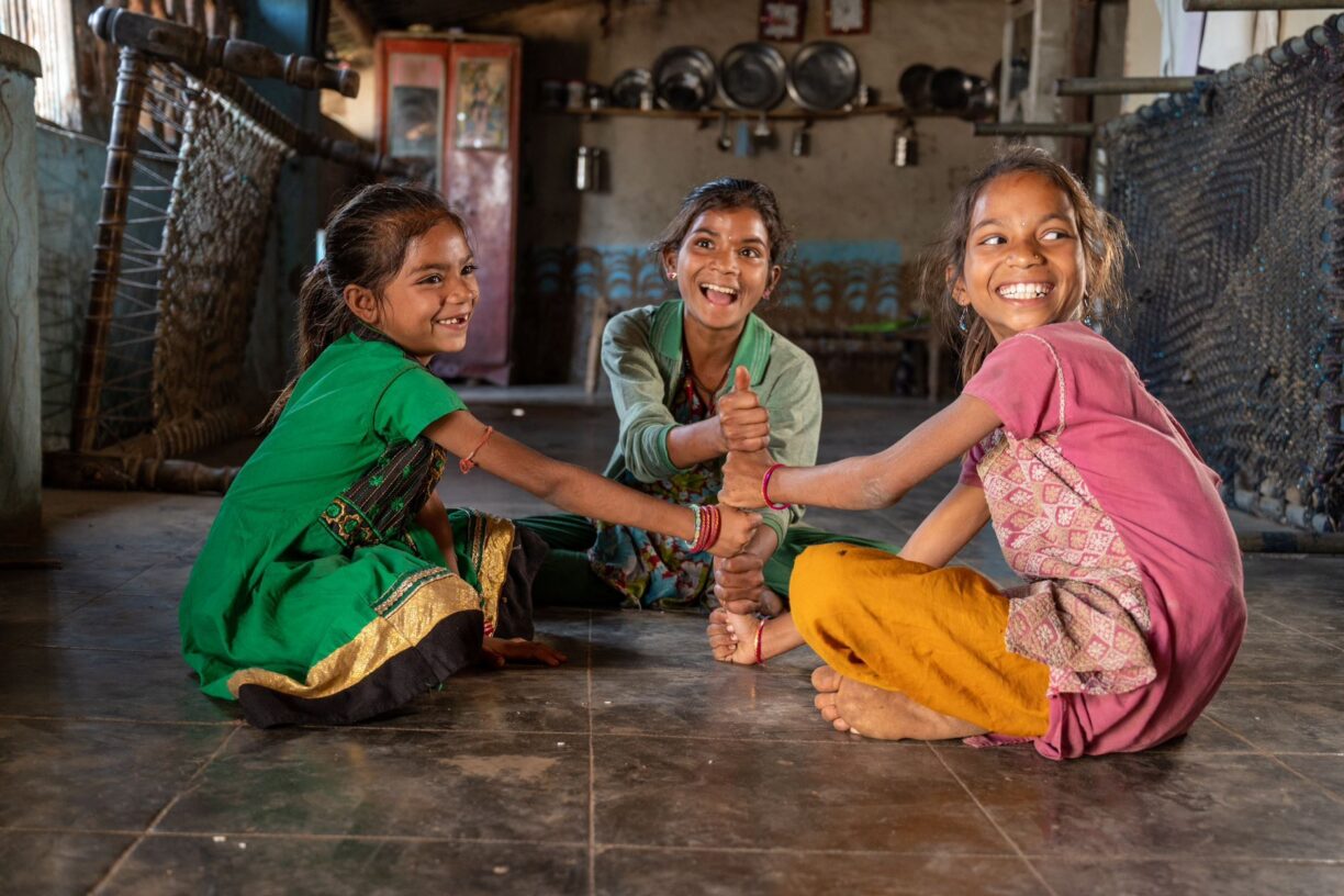 I India har rundt 415 millioner kvinner, menn og barn blitt løftet ut av flerdimensjonal fattigdom i løpet av en femtenårsperiode. Foto: UNICEF/UN0378258/Panjwani
