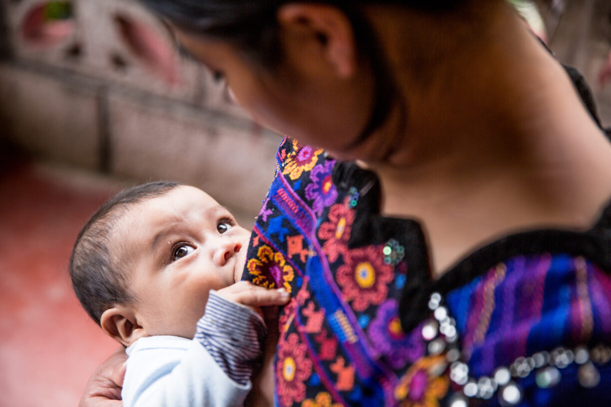 Eva Ramírez ammer sønnen sin, Junior Chales Ramírez, som er seksten måneder gammel. De bor i Chicoy, Huehuetenango, Guatemala. Amming bekjemper feilernæring og beskytter helsen til mor og barn. Amming fremmer også sunn vekst og den beste mulige utviklingen i tidlig barndom. Foto: UNICEF/Guatemala/Patricia Willocq