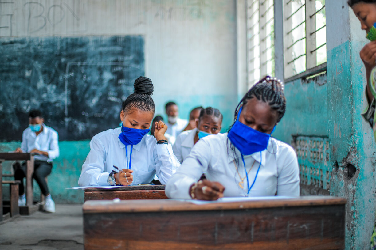 — Det nye statsbudsjettet er dyster lesning, mener FN-sambandets generalsekretær. Rett skal være rett, sier hun. Her sitter videregående elever i DR Kongo opp til eksamen. Foto: UNICEF7UNI36748/ Mulala.