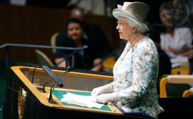 Dronning Elizabeth II var fra 1952 til sin død i 2022 regjerende dronning av Storbritannia. I 2010 besøkte hun FNs hovedkvarter i New York, hvor hun talte til FNs generalforsamling.