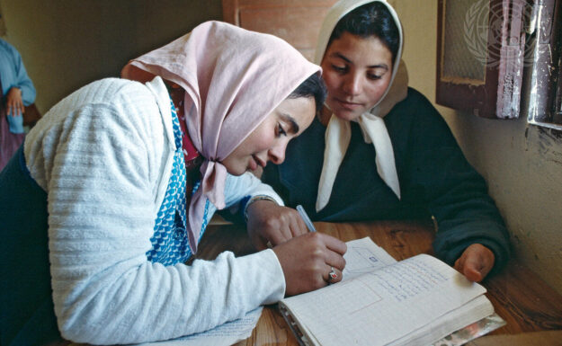En ung kvinne deltar på voksenopplæring i lesing og skriving i Maktar, Tunisia.