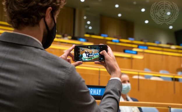 En delegat tar et bilde av den norske delegasjonen da Norges statsminister talte under hoveddebatten av FNs generalforsamlings 76. sesjon.