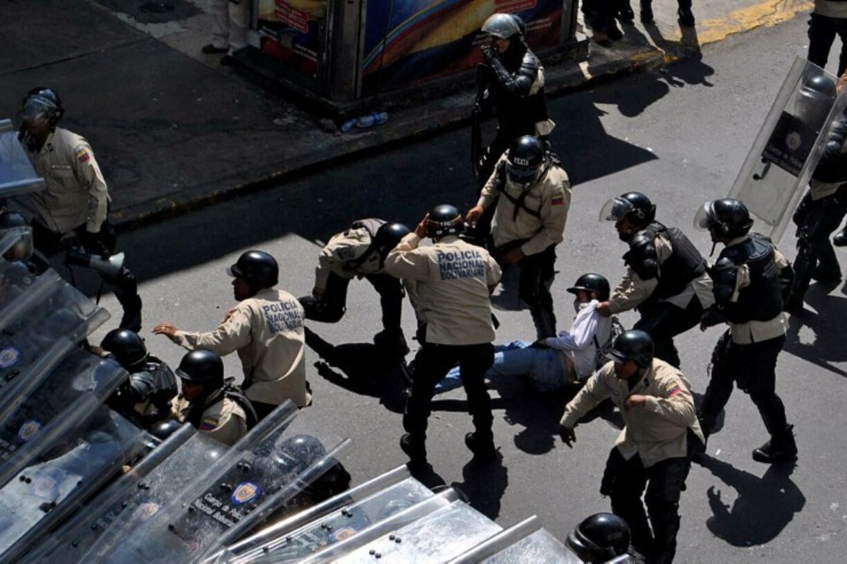 Politiet arresterer en student under en opposisjonsdemonstrasjon mot regjeringen til Venezuelas president Nicolas Maduro, i Caracas. Foto: AFP/Francisco Rodriguez