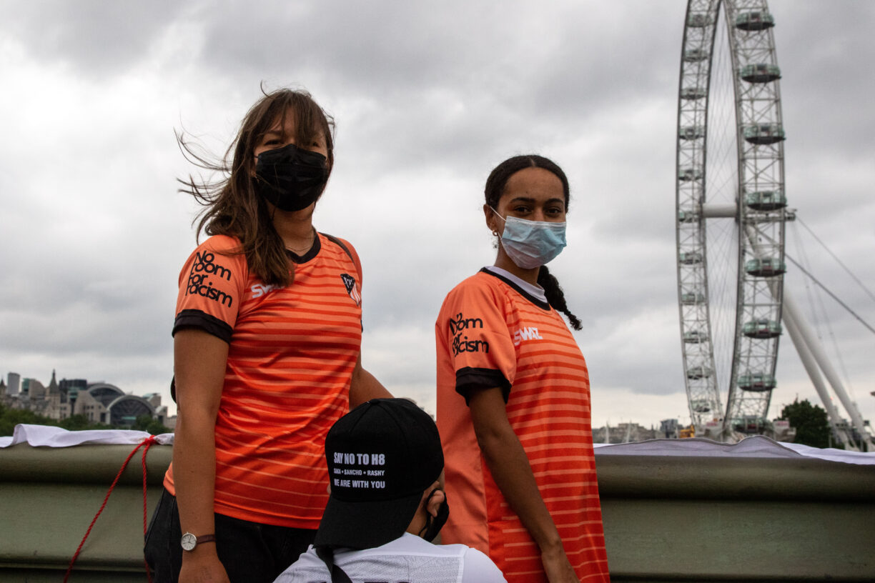 Fotballspillere fra London henger opp et banner mot rasisme til støtte for Rashford, Sanch og Saka, etter rasistiske overgrep mot spillere fra Englands fotballag etter EM-finalen i 2020. Foto: Liam Asman/Alamy Live News.